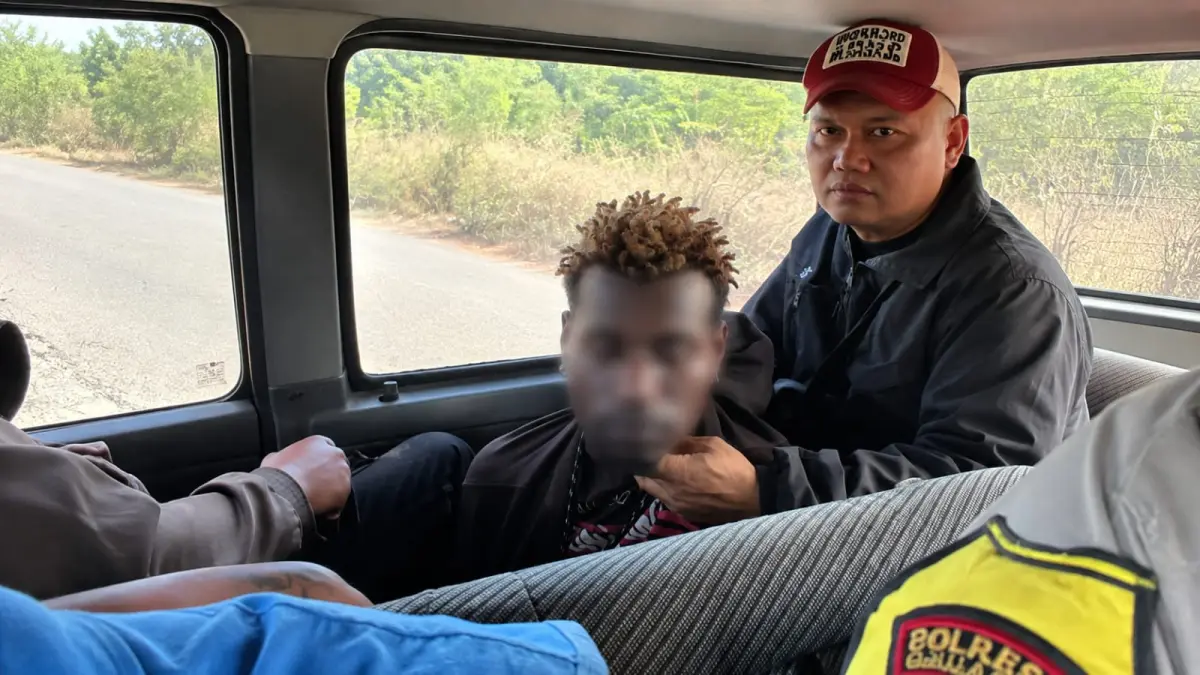 Polsek Jagebob yang berhasil menangkap pelaku penganiayaan yang menyebabkan korbannya meninggal setelah buron selama delapan bulan. (CEPOSONLINE.COM/HUMAS POLRES MERAUKE).