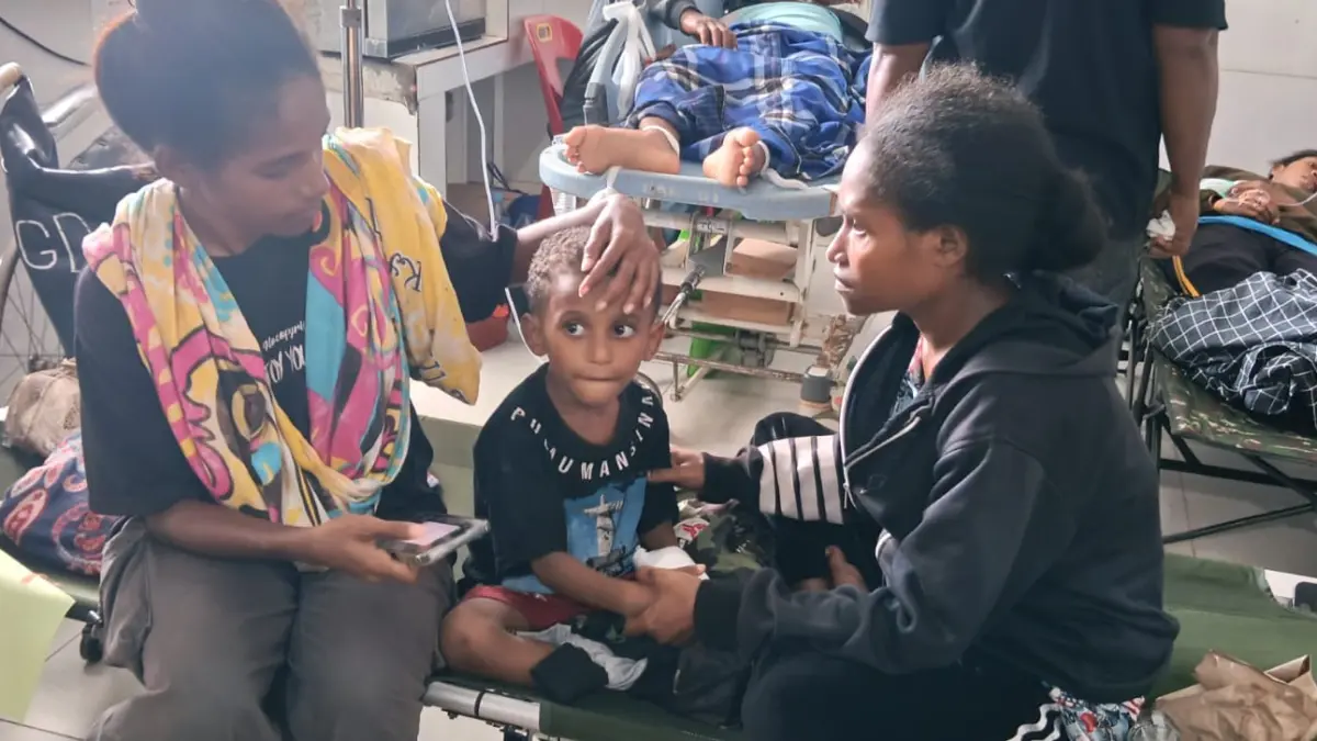 Seorang balita pasien dugaan keracunan MBG di Distrik Depapre saat dirawat di RSUD Yowari, Kamis (6/8/2026).(CEPOSONLINE.COM/PRIYADI).
