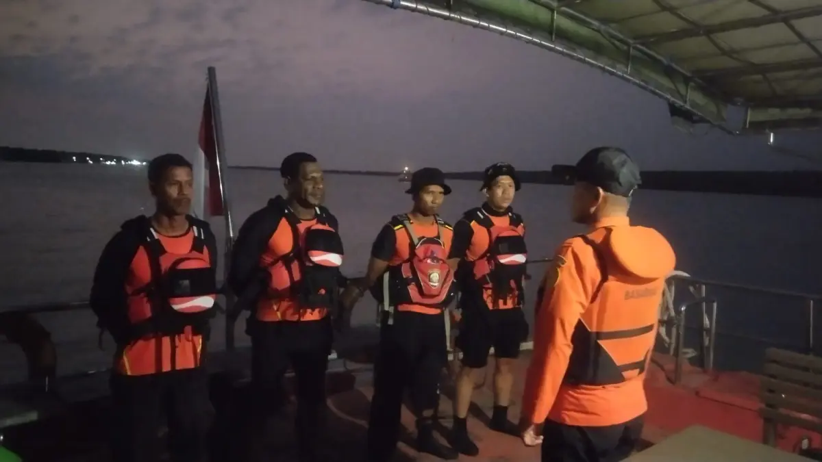 Tim SAR Gabungan saat melakukan upaya pencarian terhadap seorang ABK yang dilaporkan tenggelam di Muara Kali Maro Merauke, Rabu (6/8/2026)(CEPOSONLINE.COM/SAR Merauke)&nbsp;
