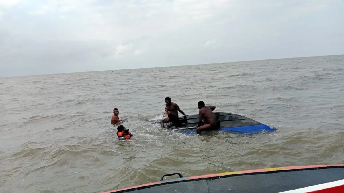 Tim SAR saat hendak mengevakuasi korban yang mengalami kecelakaan laut di perairan Manasari, Mimika, Papua Tengah. (CEPOSONLINE.COM/DOKUMEN).