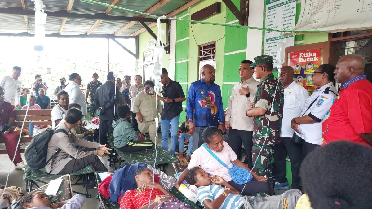 Wakil Kepala BGN Trenggono bersama Wamendagri Ribka Haluk, serta Bupati Jayapura Yunus Wonda, tinjau korban dugaan Keracunan MBG di Distrik Depapre, Kabupaten Jayapura, Papua, Kamis (6/8/2026) (CEPOSONLINE.COM/KAREL)&nbsp;