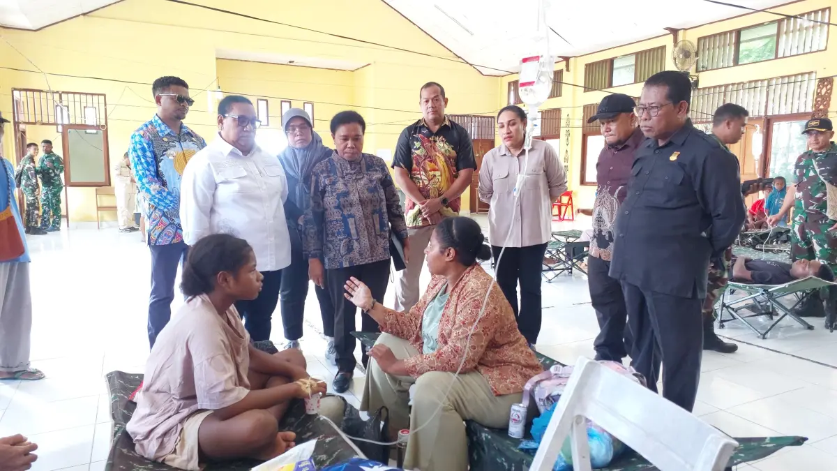 Wakt I DPRP, Heralin Betrix Monim bersama Komisi V Saat Tinjau Korban Digaan Keracunan MBG di Aula Distrik Depapre, Kabupaten Jayapura, Kamis (6/8/2026) (CEPOSONLINE.COM/KAREL).