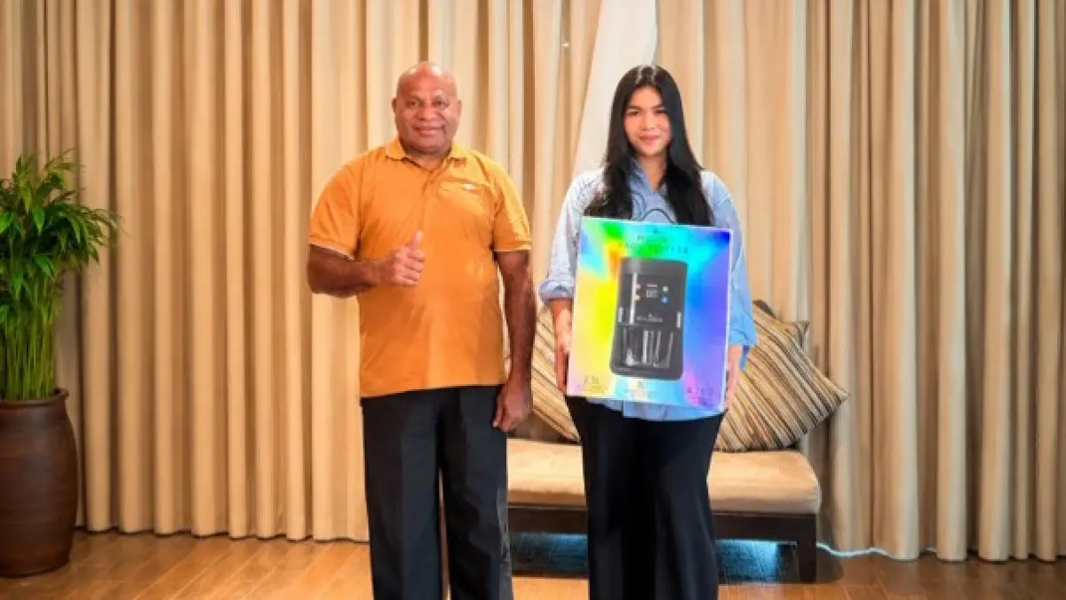 Founder PT Sagu Cooker Indonesia Aurora Bellatrix Dakka bersama Gubernur Papua Komjen Pol (Purn) Mathius D. Fakhiri. ( foto: Humas PT Sagu Cooker Indonesia /CEPOSONLINE.COM)