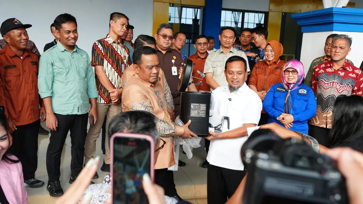 Gubernur Sulawesi Selatan Andi Sudirman Sulaiman, yang memperkenalkan sekaligus menyerahkan bantuan Sagu Cooker merek Bellatrix kepada masyarakat sebagai bagian dari upaya memperkuat ketahanan pangan berbasis inovasi daerah. (foto: Humas PT Sagu Cooker Indonesia /CEPOSONLINE.COM)