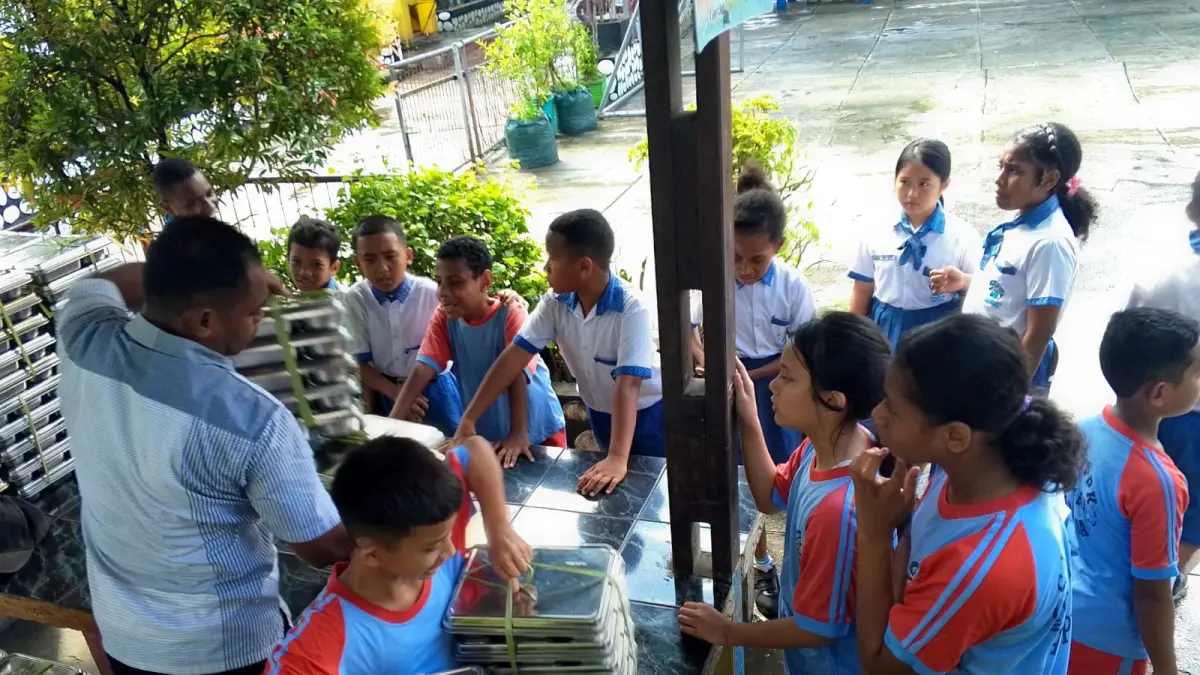 Anak-anak di salah satu SD di Abepura saat mengambil jatah MBG.&nbsp;(Ceposonline.com/Jimianus)