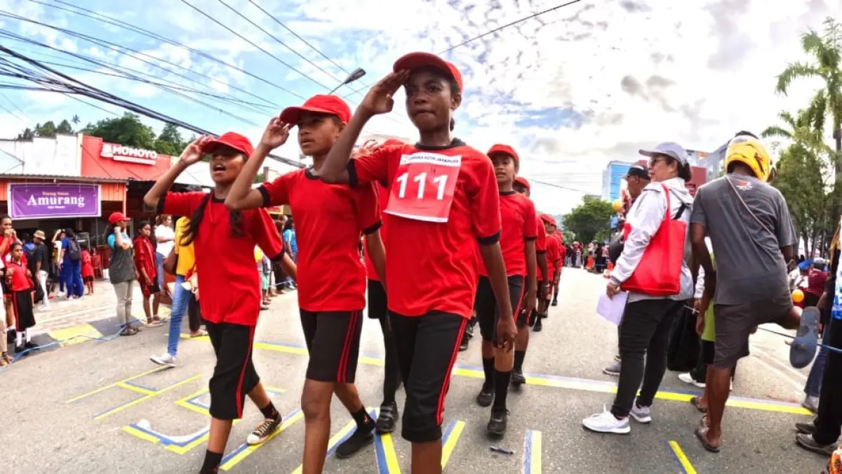 Lomba gerak jalan di Kota Jayapura, akan digelar Jumat (7/8/2026). Foto gerak jalan ini diambil tahun 2025. (CEPOSINLINE.COM/DOKUMEN)