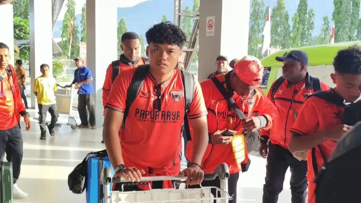 Para pemain Banteng Papua Raya ketika berada di Bandara Sentani, dan bersiap menuju Surabaya Jumat (7/8/2026). (CEPOSONLINE.COM/WENY)