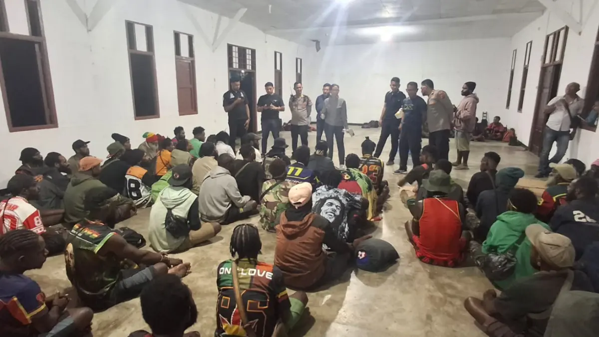 Para pengungsi dari tambang tradisional Kawe Kabupaten Pegunungan Bintang, Papua Pegunungan saat akan diberangkatkan dengan pendampingan dari Polres dan Pemkab Boven Digoel, Kamis (6/9/2026)&nbsp;

(CEPOSONLINE.COM/HUMAS POLRES BOVEN DIGOEL)&nbsp;