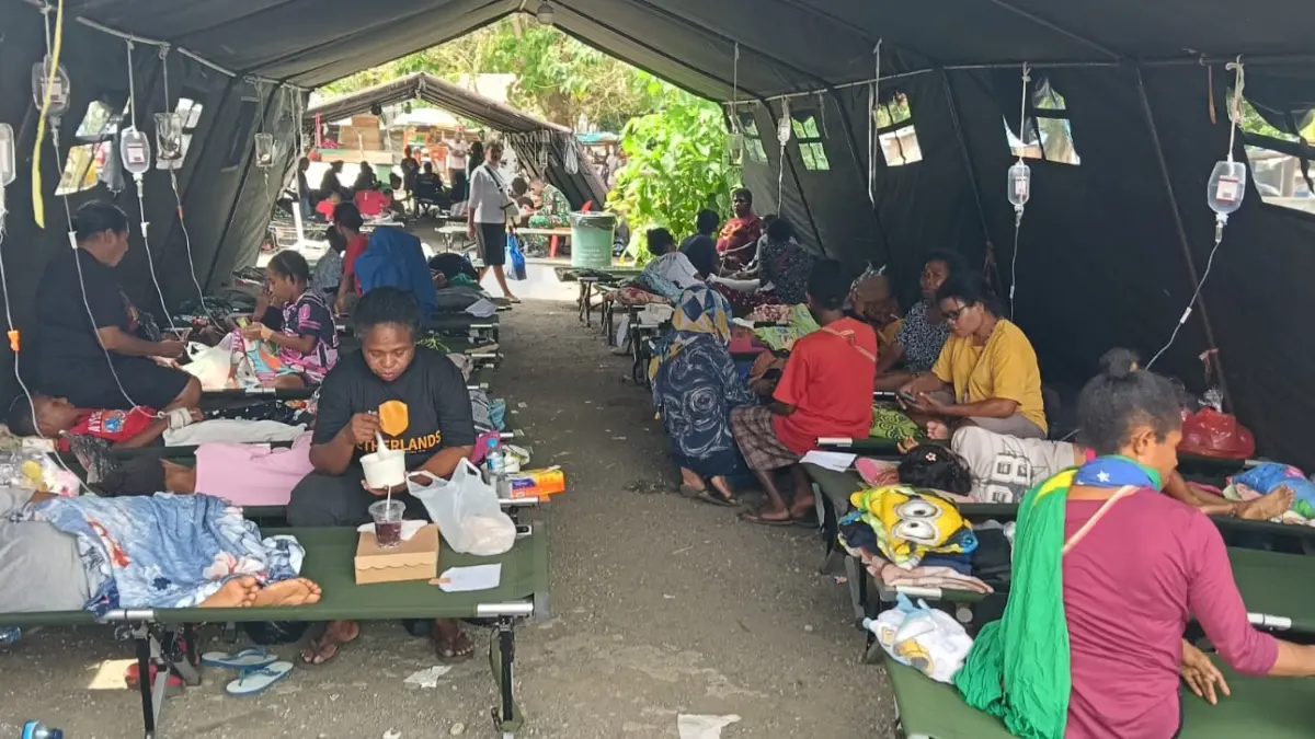 Pasien korban dugaan keracunan MBG yang dirawat di tenda halaman RSUD Yowari, kini dipindahkan ke RS yang ada di Kota Jayapura, demi kenyamanan pemulihan kesehatan secara cepat, Kamis (6/8/2026).

(Ceposonline.com/Priyadi)