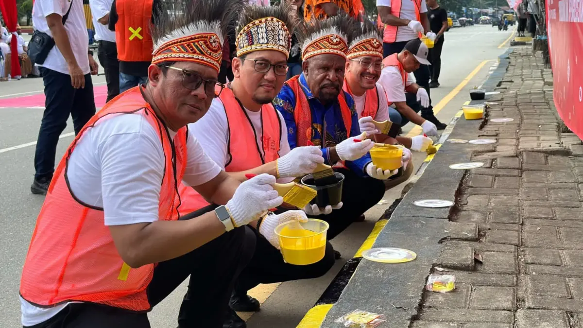 Pengecatan Kerb di jalan Sentani -Abepura depan stadion Lukas Enembe dalam &nbsp;menyambut HUT ke-81 RI dan ivent FDS, Jumat (7/8/2026).&nbsp;