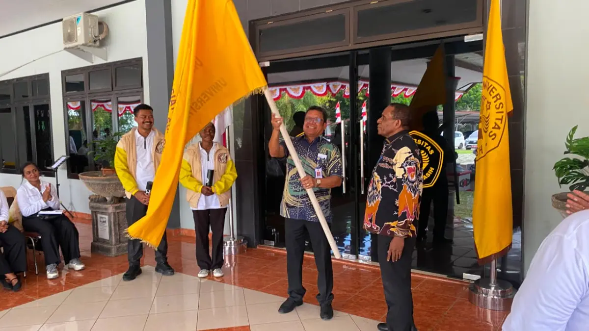 Suasana saat pelepasan peserta Kontingen World Choir Games Uncen di halaman rektorat kampus setempat, Jumat (7/6/2026). (CEPOSONLINE.COM/JIMI)