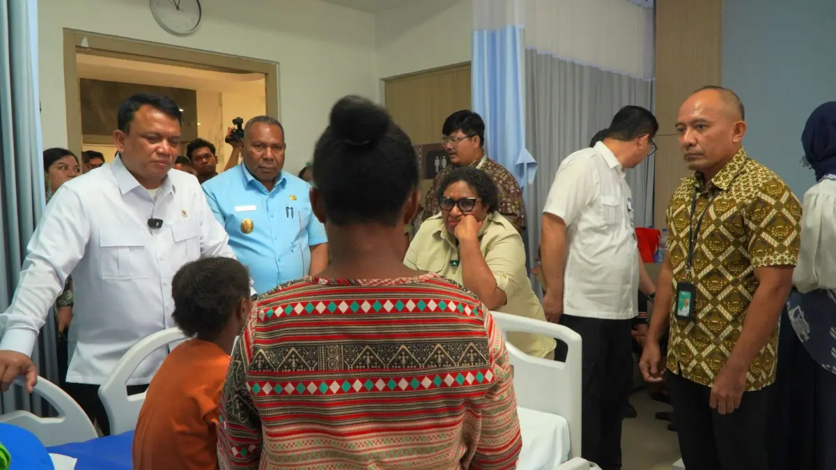 Wakil Kepala BGN dan Wakil Menteri Dalam Negeri Tinjau Penanganan Pasien Keracunan MBG di RSUP Jayapur, Jumat (7/8/2026). (Humas RSUP Jayapura/CEPOSONLINE.COM)