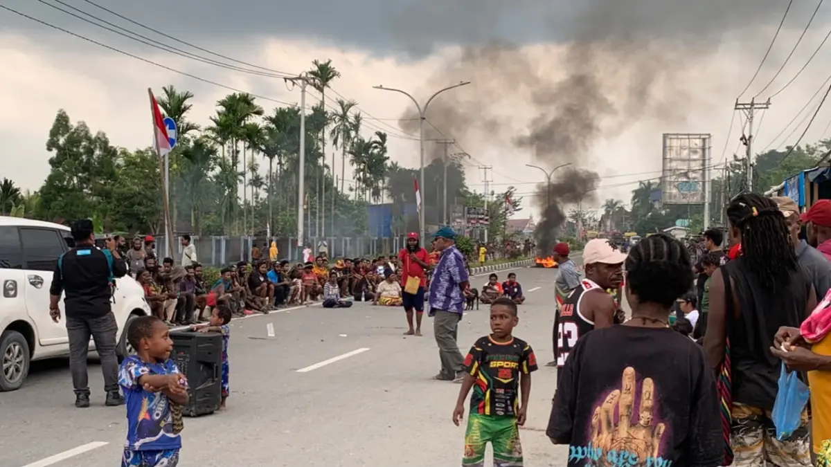 Warga palang Jalan Cenderawasih depan Lorong Garuda dan Lorong Celebes, Mimika, Papua Tengah. (Foto: CEPOSONLINE.COM/MOH. WAHYU WELERUBUN).&nbsp;