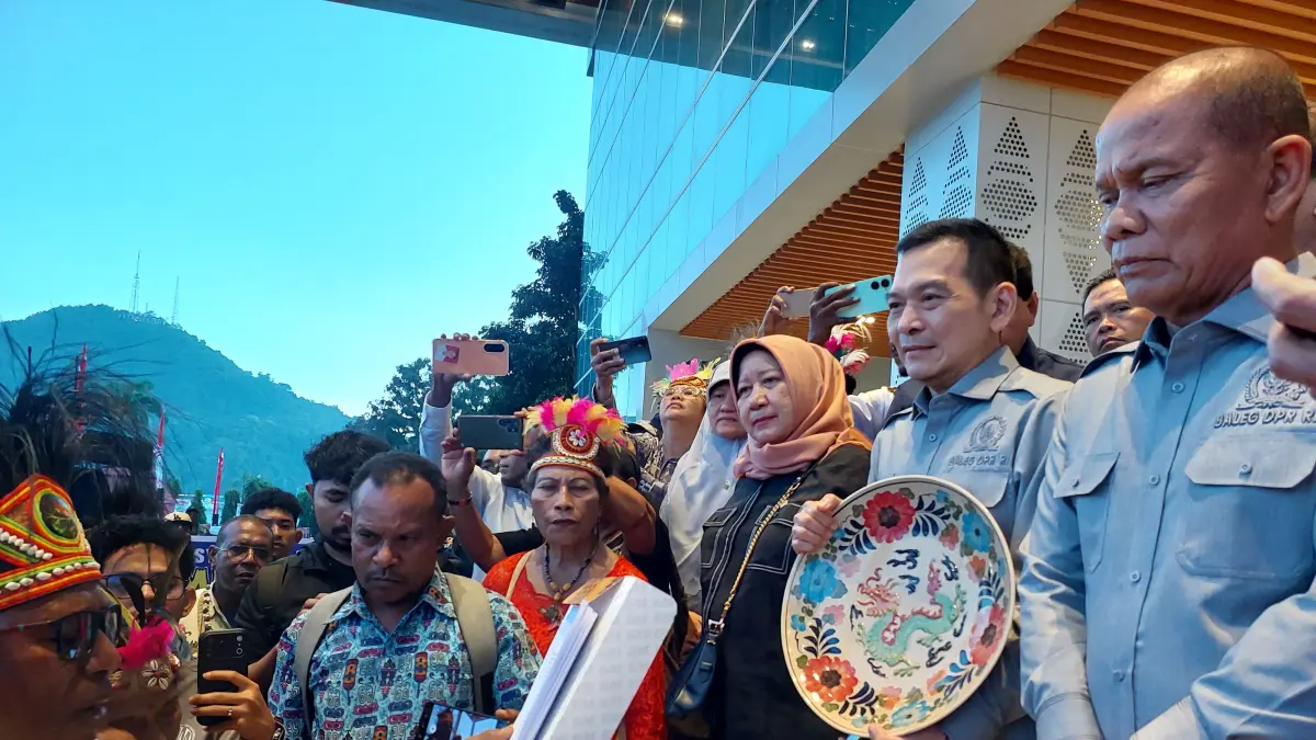 Masyarakat adat Saireri bersama masyarakat adat Mamta-Tabi dan Dewan Adat Papua Wilayah Adat Mamta-Tabi menyerahkan pernyataan sikap pembentukan DOB Papua Utara kepada rombongan Baleg DPR RI di Kantor Gubernur Papua, Jumat (7/8/2026). (CEPOSONLINE.COM/KAREL) 