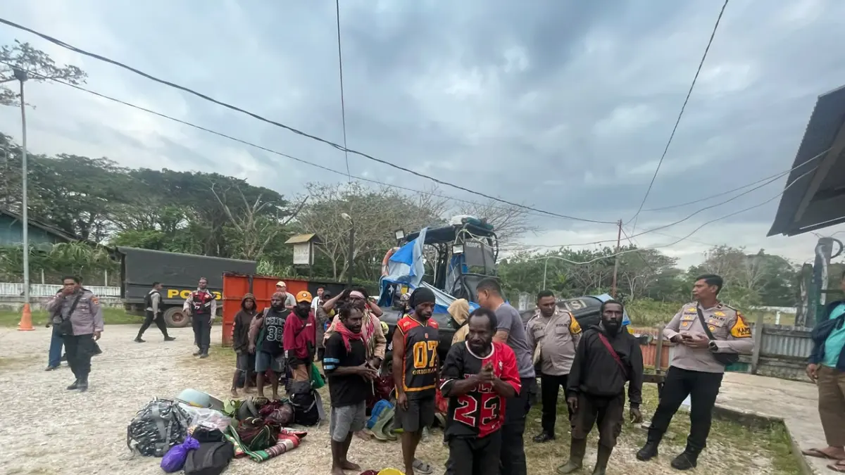 Ratusan Orang Asli Papua saat tiba di Pelabuhan Tanah Merah, Kabupaten Boven Digoel-Papua Selatan. Mereka mengungsi meninggalkan Tambang Emas Tradisional Kawe di Kabupaten Pegunungan Bintang, Papua Pegunungan karena mulai merasa tidak aman.&nbsp;
(CEPOSONLINE.COM/HUMAS POLRES BOVEN DIGOEL) &nbsp;&nbsp;