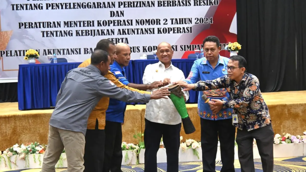 Bupati Biak Numfor Markus O. Mansnembra, SH.,MM saat membuka sosialiasi penyelenggaraan perizinan berbasis resiko, dan sosialisasi kebijakan akutansi koperasi serta pelatihan akutansi bagi pengurus koperasi konvensional dan koperasi desa merah putih, di KSL Ballroom, Jumat (7/8/2026). (CEPOSONLINE.COM/FIKTOR PALEMBANGAN)