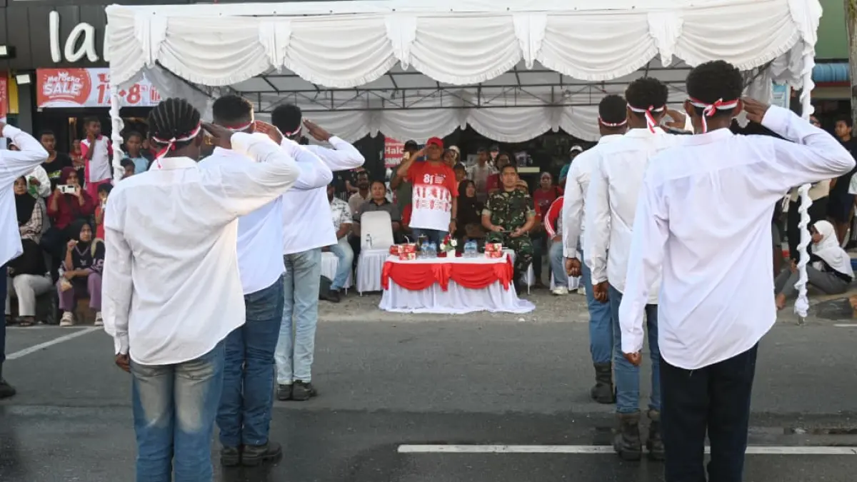 Bupati Biak Numfor &nbsp;Markus O. Mansnembra, SH.,MM berada dipanggung penghormatan lomba gerak jalan tingkat SMA/SMK, Jumat (7/8/2026) (FIKTOR PALEMBANGAN)