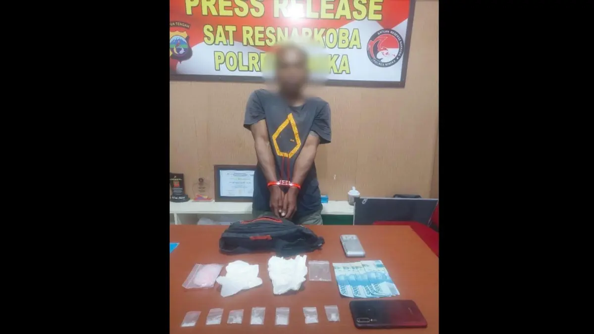 Pelaku beserta barang bukti yang diamankan polisi. (CEPOSONLINE.COM/ISTIMEWA).&nbsp;