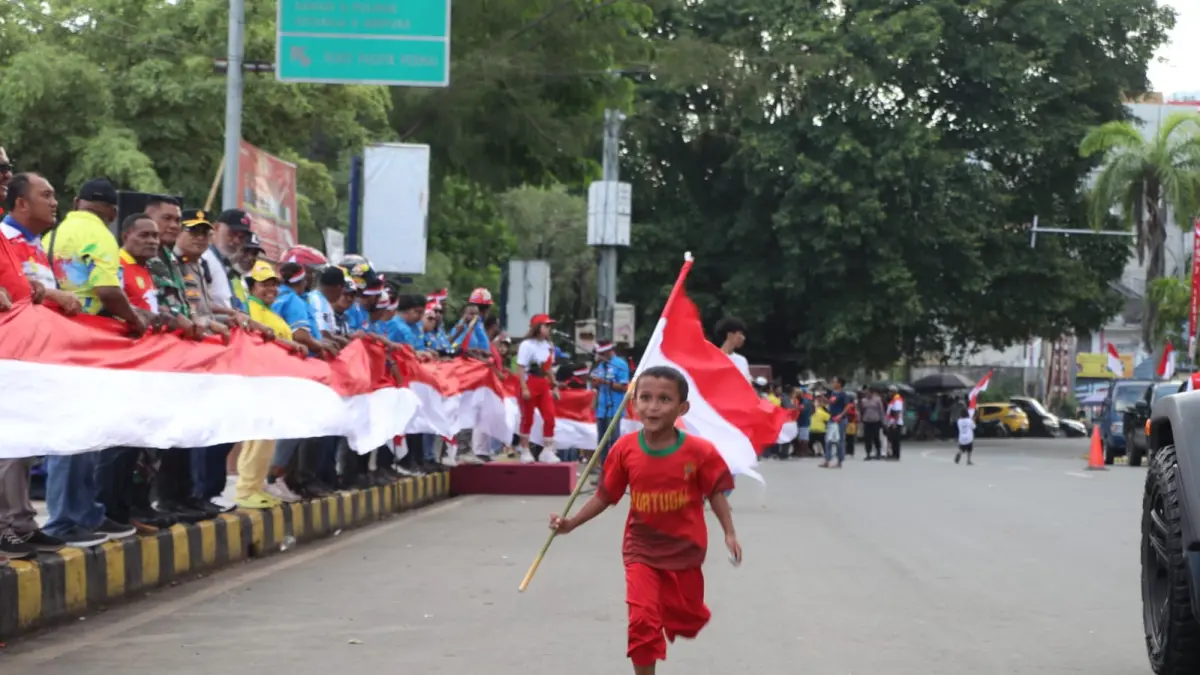 Prosesi pembentangan bendera merah putih di depan Kantor Gubernur Papua, Sabtu (8/8/2026).(Takim/ CEPOSONLINE.COM)