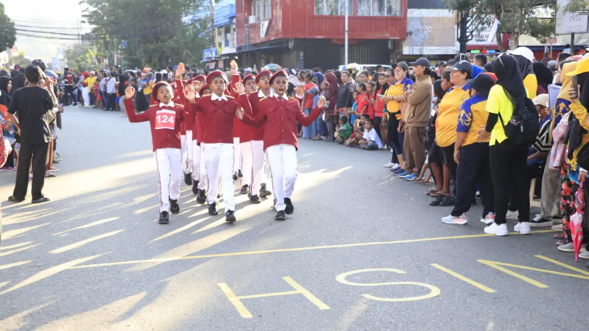 Salah satu regu peserta yang mengikuti lomba &nbsp;gerak jalan &nbsp;HUT ke-81 RI saat memasuki finish di Taman Imbi, &nbsp;Jumat (7/8). (Ceposonline.com/Takim)&nbsp;