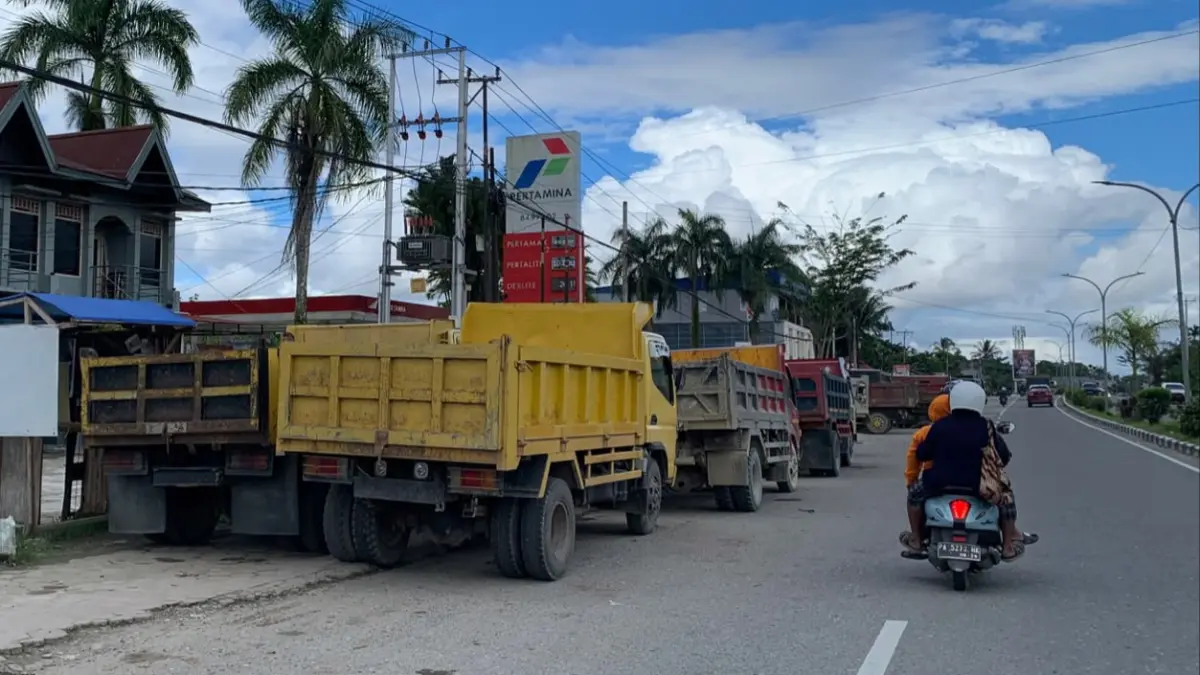 Antrian kendaraan di SPBU. (CEPOSONLINE.COM/MOH. WAHYU WELERUBUN).