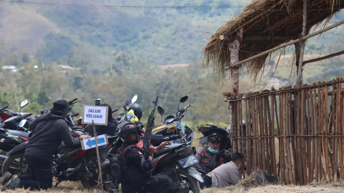 Aparat Kepolisian dari Polres Jayawijaya dan Brimob Batalyon D Wamena saat merespon penembakan yang terjadi di depan gapura masuk FBLB ke 34 di Distrik Welesi, Sabtu (8/8/2026). (CEPOSONLINE/DENI) 