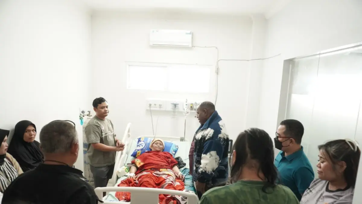 Bupati Jayawijaya, Atenius Murib saat mengunjungi korban penembakan Salbiah dan Laode Muhammad Ojo di RSUD Wamena, Minggu (9/8/2026).(CEPOSONLINE.COM/KOMINFO JAYAWIJAYA)