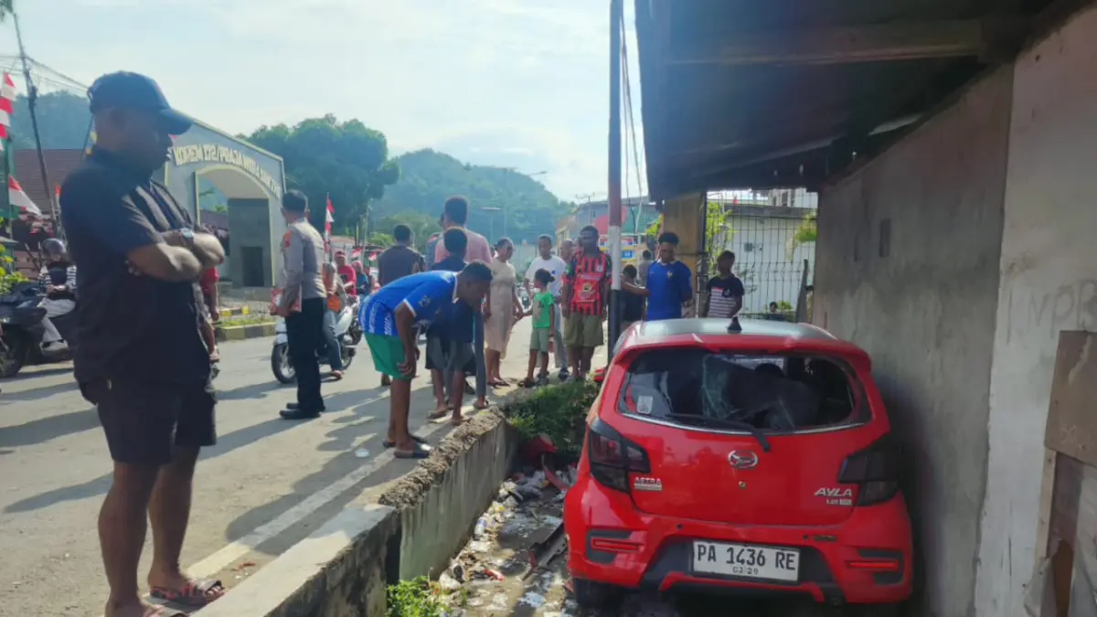 Peristiwa lakalantas di Abepura terlihat mobil milik terduga pelaku yang menabrak kendaraan roda dua dan menimbulkan satu korban jiwa satu korban meninggal dunia, Minggu (9/8/2026).
