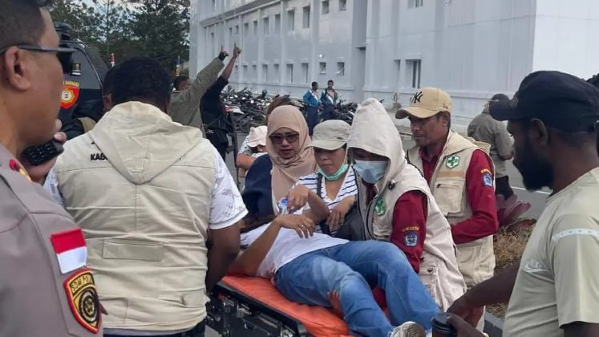 Salah satu korban penyerangan di lokasi Festival Lembah Baliem saat dievakuasi, Sabtu (8/8/2026). (CEPOSONLINE/DENI)