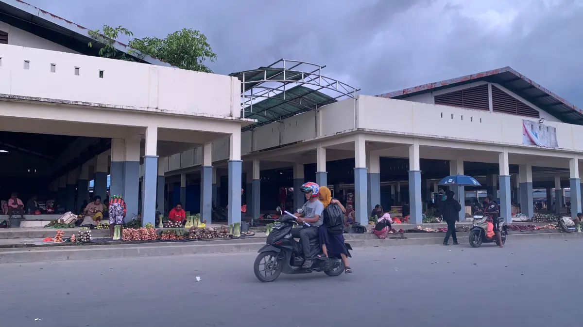 Sejumlah mama-mama Papua yang berdagang di Pasar Sentral Timika. (CEPOSONLINE.COM/MOH. WAHYU WELERUBUN).