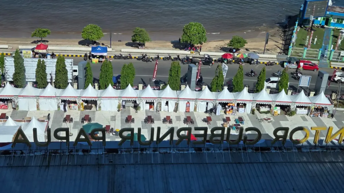 Suasana lokasi Feskop di halaman Kantor Gubernur Papua, Jumat (7/8/2026). Sehari setelah pembukaan, bunyi ledakan keras terdengar dari arah kawasan pantai tak jauh dari lokasi festival, Sabtu (8/8/2026) malam. (CEPOSONLINE.COM/ELFIRA).