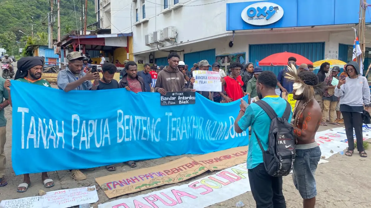 Aliansi Gerakan Mahasiswa Papua bersama Gerakan Masyarakat Adat Papua saat mengelar aksi mimbar bebas dalam memperingati Hari Internasional Masyarakat Adat Se-Dunia di Lingkaran Abepura, Senin (10/8/2026).
(CEPOSONLINE.COM/Jimianus Karlodi)