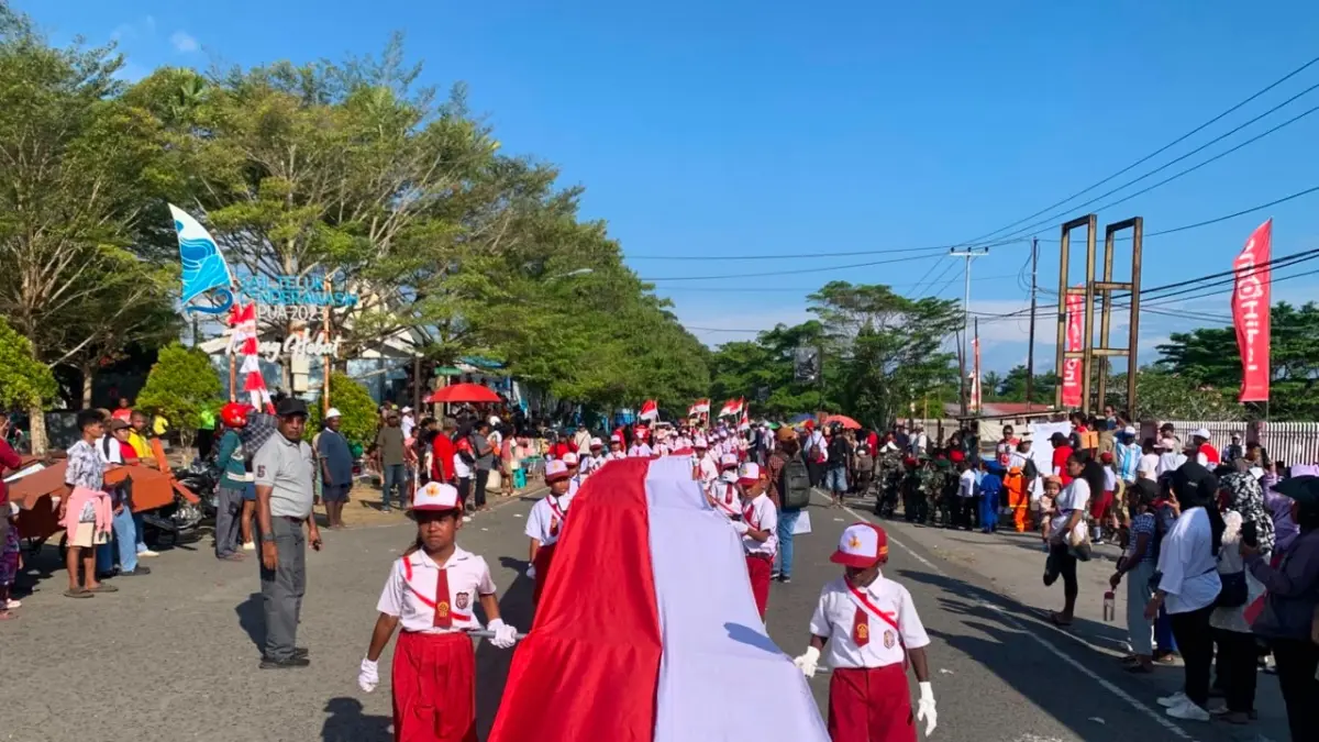 Bendera merah putih yang berukuran puluhan meter ikut diusung dalam karnaval tingkat SD, Sabtu (9/8/2026). &nbsp;(CEPOSONLINE.COM/FIKTOR PALEMBANGAN)&nbsp;
