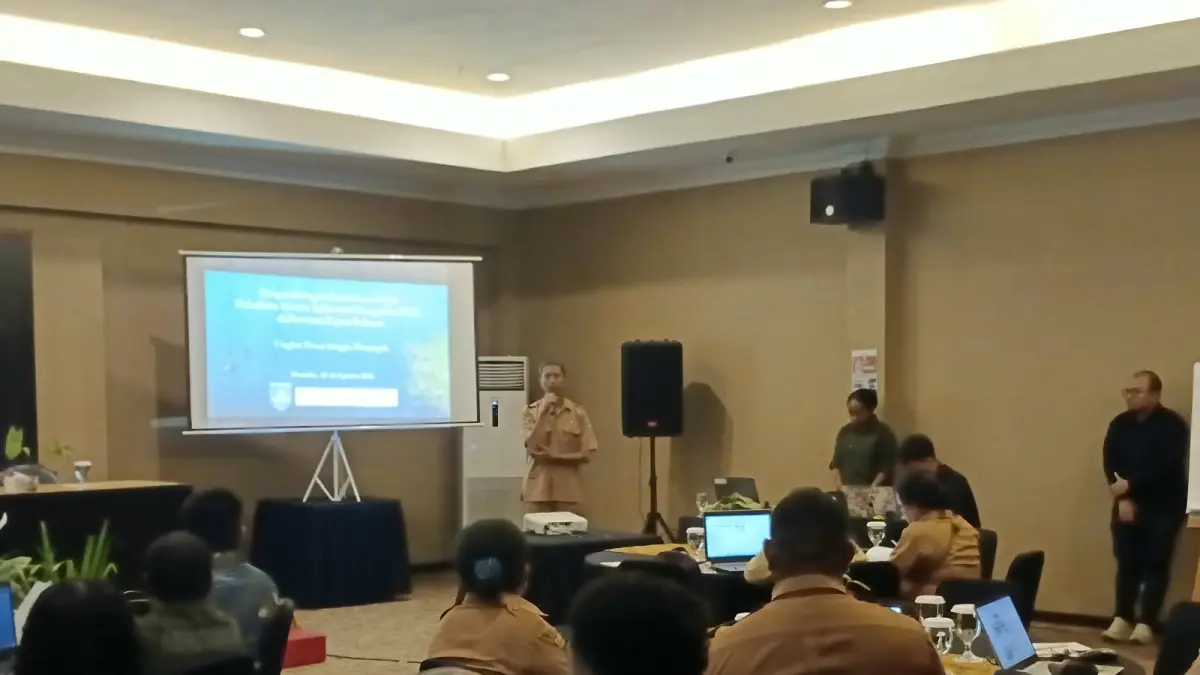 Kepala Dinas Lingkungan Hidup, Kehutanan dan Pertanahan (DLHKP) Papua Selatan Jujuk Rianto pada pembukaan pengembangan kapasitas sistem informasi geografis (SIG), di Swiss Belhotel, Merauke, Senin (10/8/2026)&nbsp;

(CEPOSONLINE.COM/SULO)&nbsp;