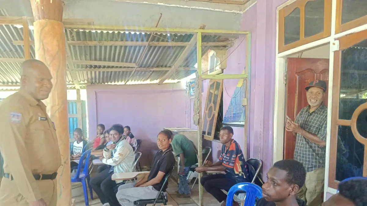 Kepala Dinas Pendidikan dan kebudayaan Kabupaten Merauke Romanus Kande Kahol saat sidak di PKBM Mahut Hwetok Nanggo, Senin (10/8/2026).
(CEPOSONLINE.COM/SULO)&nbsp;