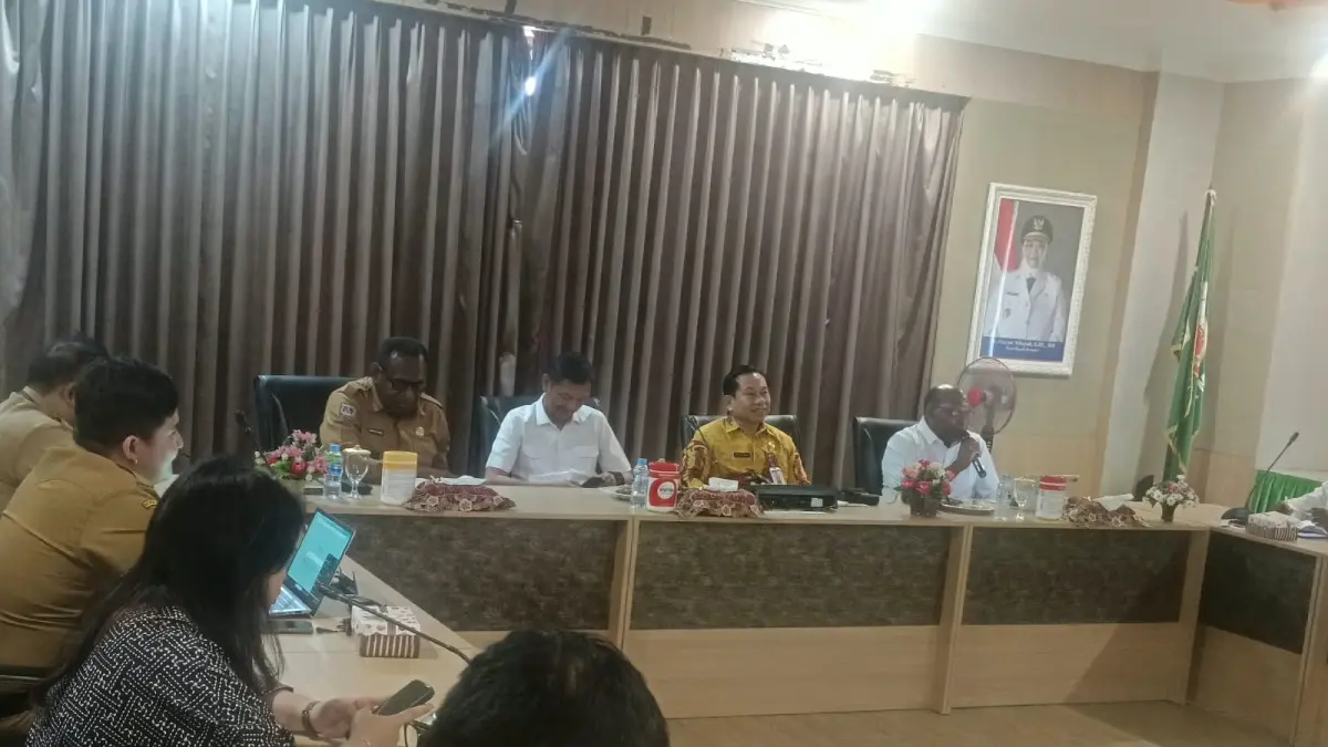Sekda Papua Selatan Ferdinandus Kainakaimu bertemu Direktur Penataan Daerah, Otonomi Khusus, dan Dewan Pertimbangan Otonomi Khusus Kemendagri Dr. Sumule Tumbo, Anggota Komisi II DPR RI perwakilan Papua Selatan Indra Jaya dan Bupati Merauke Yoseph Bladib Gede dan jajarannya &nbsp;di Merauke, Senin (10/8/2026).
(CEPOSONLINE.COM/SULO)&nbsp;