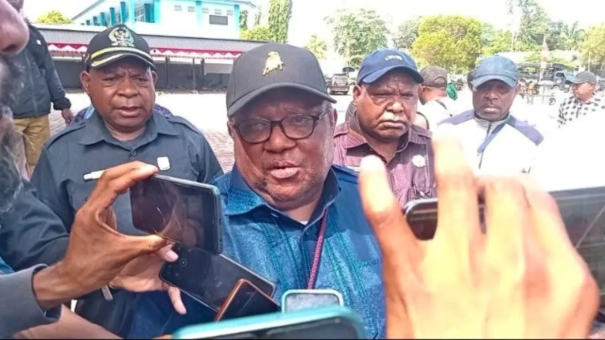 Para Anggota DPR Papua Tengah saat menerima aspirasi dari Front Peduli Simapitowa di halaman Kantor DPR Papua Tengah, Senin, (10/8/2026). (CEPOSINLINE.COM/MUSA KEGOU)