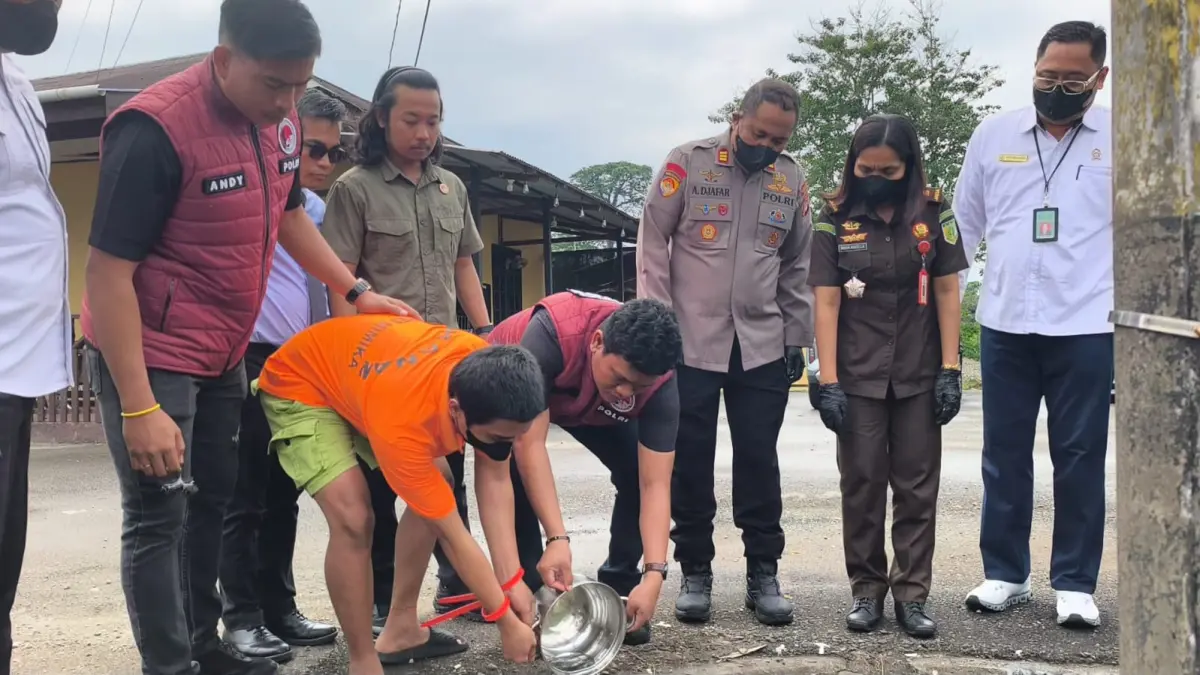 Pemusnahan barang bukti narkotika jenis sabu yang telah dilarutkan ke dalam air mendidih, di Mapolres Mimika, Senin (10/8/2026). ( CEPOSONLINE.COM/MOH. WAHYU WELERUBUN).