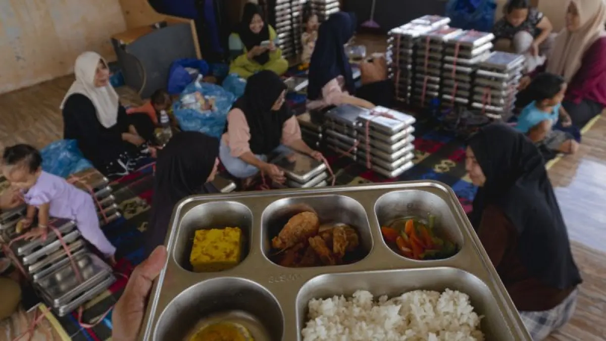 Petugas dan kader menyiapkan paket Makan Bergizi Gratis (MBG) kategori 3B (ibu hamil, ibu menyusui, dan balita) saat didistribusikan kepada penerima manfaat di Nongsa, Batam, Kepulauan Riau, Kamis (30/7/2026). ANTARA FOTO/Teguh Prihatna/agr
