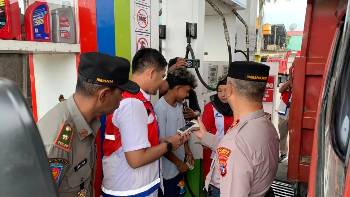 Petugas memeriksa kelengkapan dokumen kendaraan milik seorang pengemudi truk yang hendak mengisi BBM di SPBU SP 2, Mimika, Papua Tengah, Senin (10/8/2026). ( CEPOSONLINE.COM/MOH. WAHYU WELERUBUN).&nbsp;