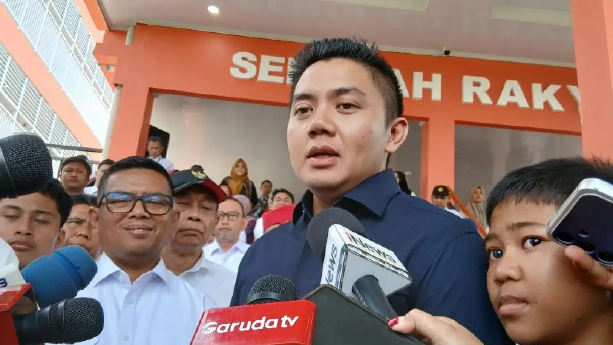 Seskab Teddy Indra Wijaya memberikan keterangan usai meninjau kesiapan gedung rintisan pada program Sekolah Rakyat di Kawasan Sekolah Penerbangan Curug, Kecamatan Legok, Kabupaten Tangerang, Banten pada Sabtu (8/8/2026). ANTARA/Azmi Samsul M)