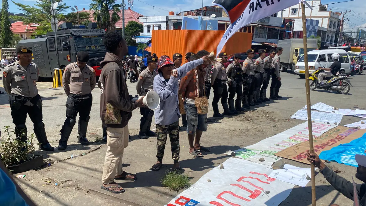 Suasana aksi mimbar bebas, salah satu orator saat berorasi soroti keberadaan program MBG di Tanah Papua di Lingkaran Abepura, Senin (10/8/2026). (CEPOSONLINE.COM/Jimianus Karlodi)