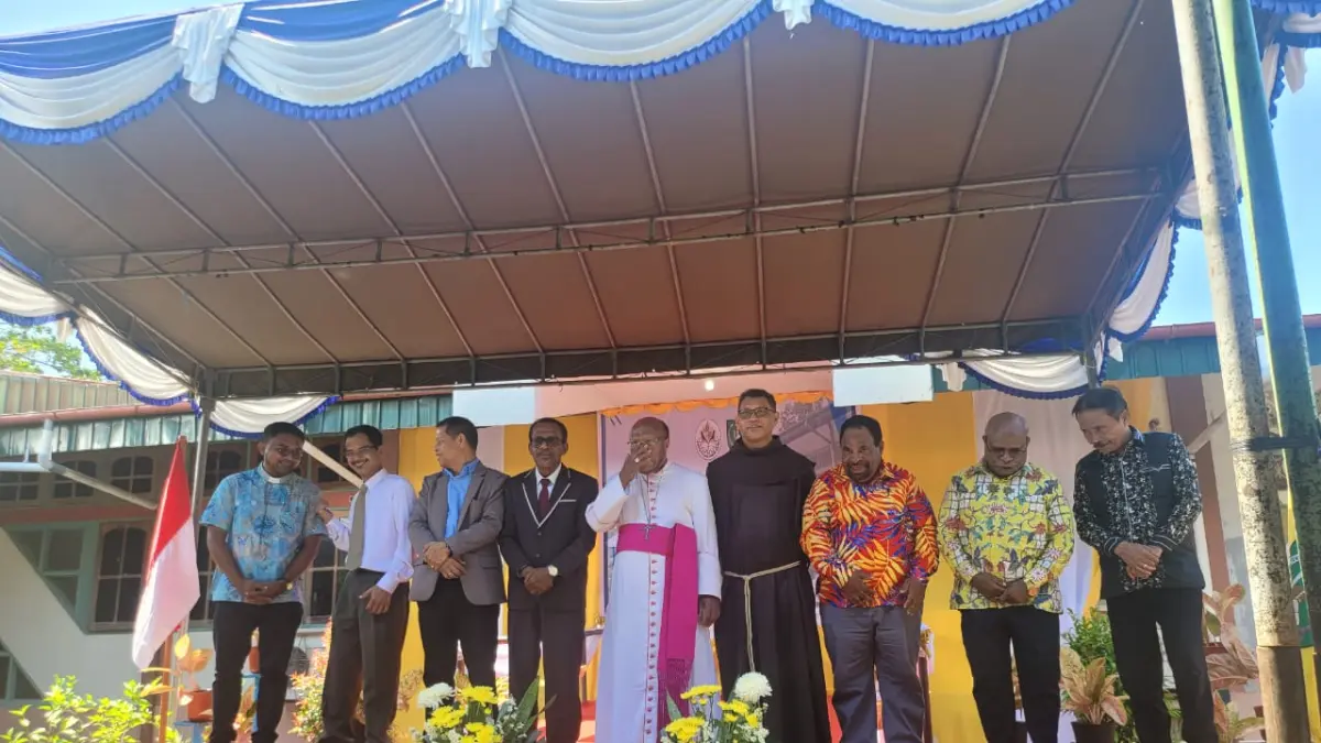 Uskup Jayapura Mgr. Yanuarius Theofilus Matopai You beserta petinggi UNIKA Fajar Timur Papua saat resmi beroperasi, Sabtu (8/8/2026).

(CEPOSONLINE.COM/Jimianus Karlodi)&nbsp;