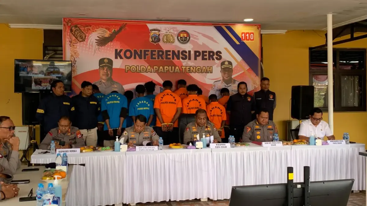 Wakapolda Papua Tengah, Kombes Pol. Dr. Gustav Robby Urbinas saat konferensi pers di Mapolres Mimika, Papua Tengah, Senin (10/8/2026), (Foto: CEPOSONLINE.COM/MOH. WAHYU WELERUBUN).