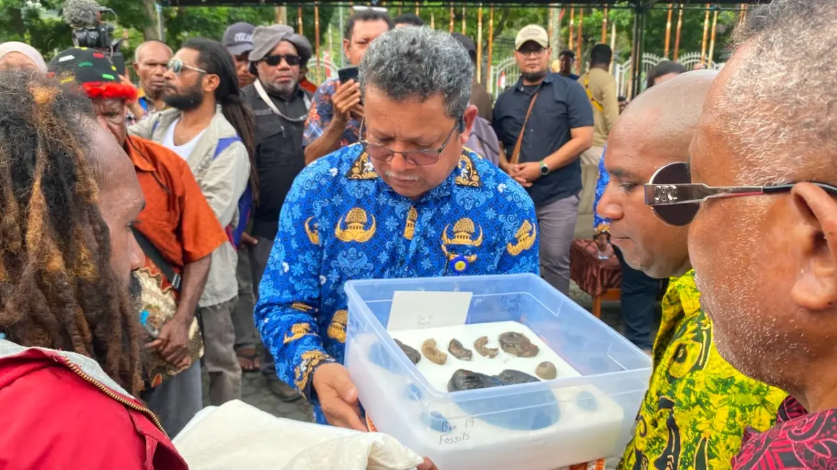 Warek II Uncen Dr. Ferdinand Risamasu, SE., M.Sc.Ag, saat menerima sejumlah benda berupa fosil peninggalan leluhur masyarakat Papua, Kamis (6/8).

(CEPOSONLINE.COM/JIMI)&nbsp;