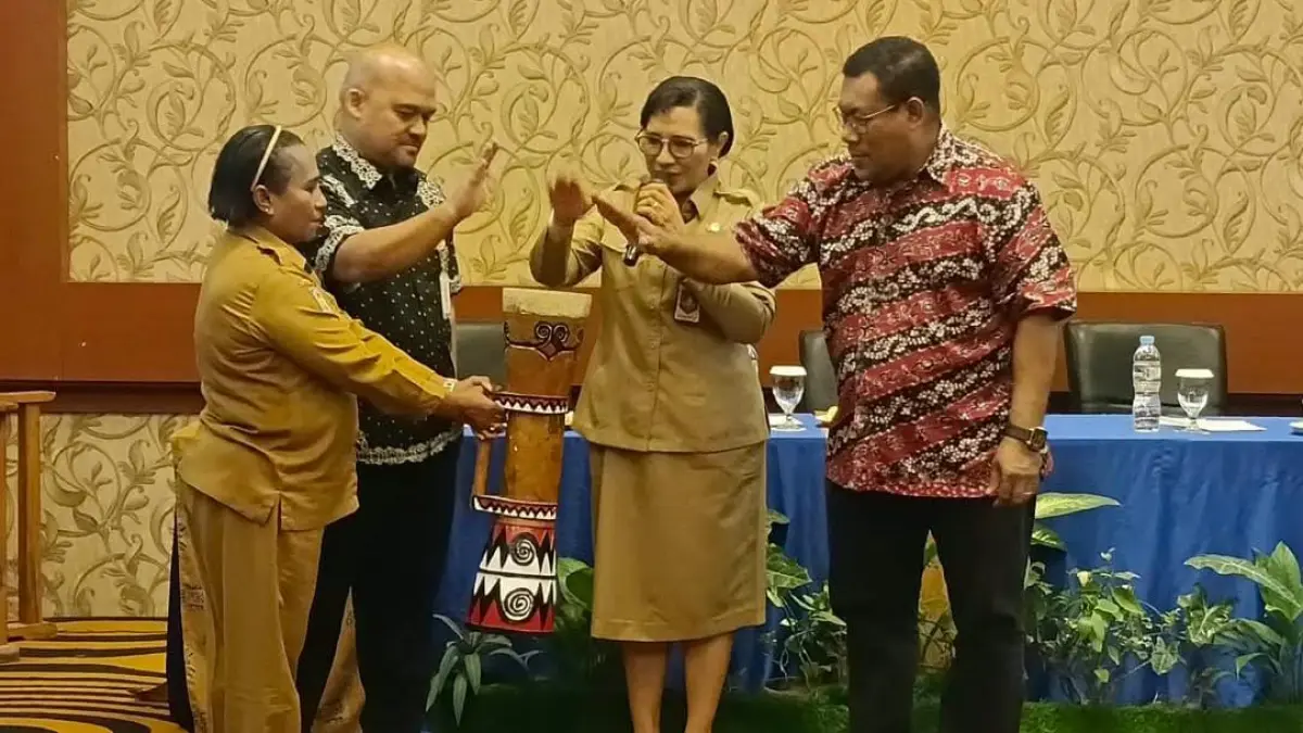 Kepala Badan Perencanaan Pembangunan, Riset dan Inovasi (Bapperida) Papua Selatan Ulmy Listianingsih Wayeni saat membuka workshop Pemanfaatan Data Sepakat untuk perencanaan program prioritas Generasi Emas (Gemas) Ha Anim di Provinsi Papua Selatan, Selasa (11/8/2026)&nbsp;




(CEPOSONLINE.COM/SULO)&nbsp;