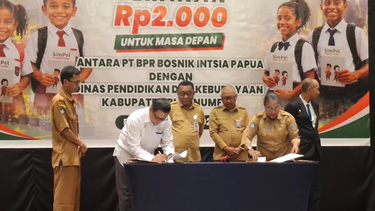 Penandatanganan Perjanjian Kerja Sama (PKS) bersama Sekolah-Sekolah Pilot Project program Simpanan Pelajar (SimPel) yang disaksikan Pj. Sekda Zacharias L. Mailo disela-sela peluncurkan program "Gerakan Rp2.000 Untuk Masa Depan”, di Swissbell Hotel, Senin (10/8/2026).( CEPOSONLINE.COM/FIKTOR PALEMBANGAN)