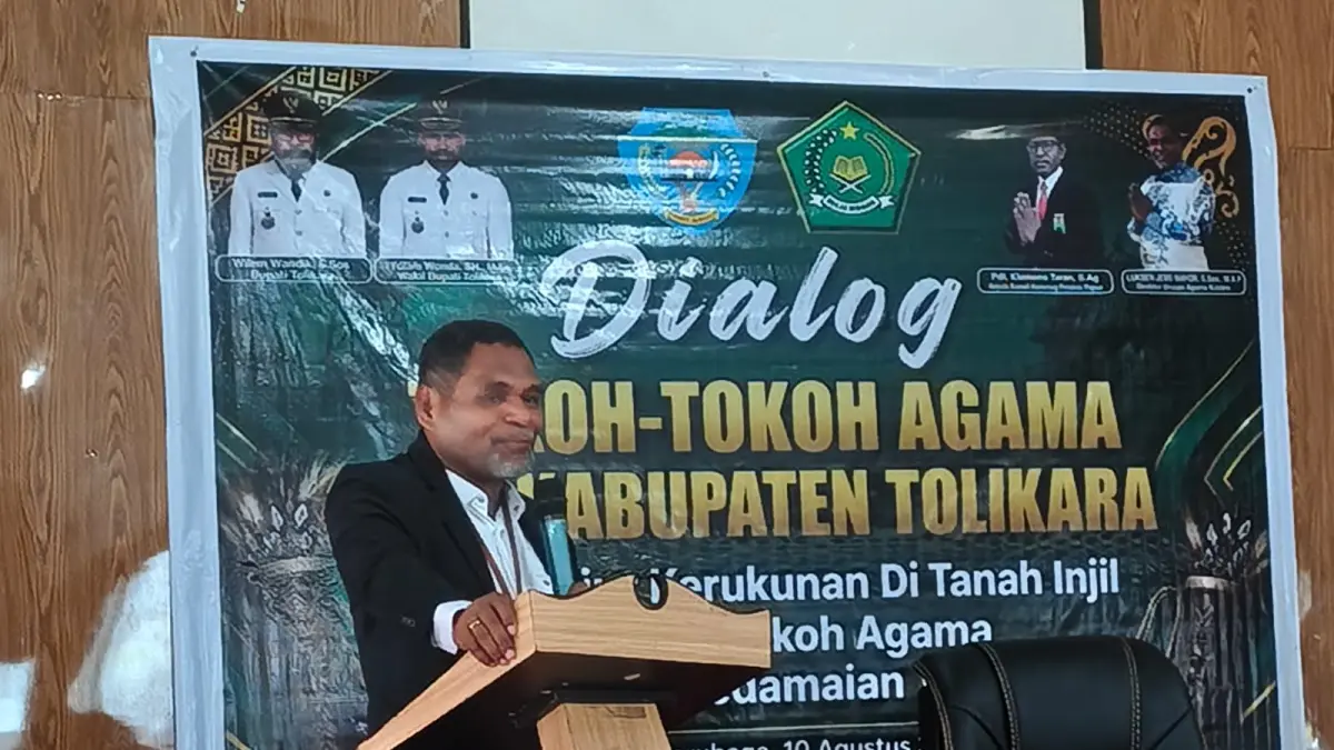 Direktur urusan agama Kristen Luksen Jems Mayor, S. Sos, M. AP menyampaikan sambutannya dalam dialog Tokoh-tokoh Agama se-Kabupaten Tolikara yang digelar Kementerian Agama melalui Direktorat Urusan Agama Kristen,di gedung GIDI Ebenhaezar Karubaga Senin, (10/8/2026). (CEPOSONLINE.COM/DISKOMDIGI TOLIKARA)&nbsp;
