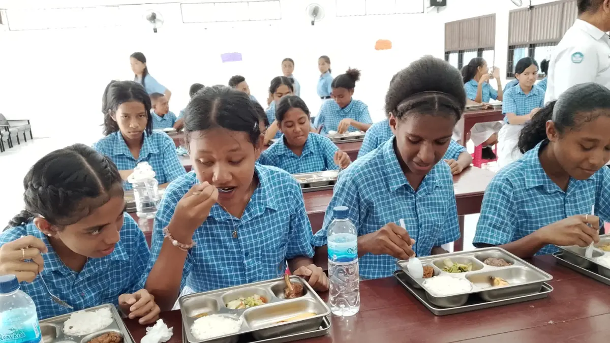 Anak-anak di salah satu sekolah di Kota Jayapura saat menikmati menu MBG. Untuk menjaga keamanan dan kualitas pangan, waktu komsumsi dibatasi maksimal 4 jam setelah matang.&nbsp;

(CEPOSONLINE.COM/Dok.Cepos)&nbsp;