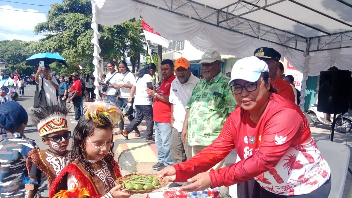 Bunda PAUD Ny. Imelda Wospakrik Mansnembra menerima pinang dari salah satu peserta karnaval tingkat PAUD/TK di panggung kehormatan, Sabtu (8/8/2026). (CEPOSONLINE/FIKTOR)